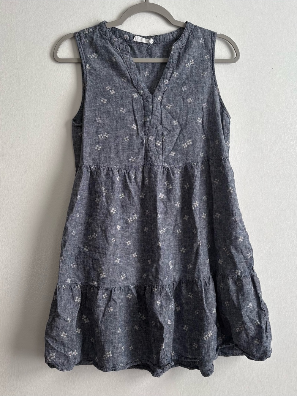 Carve Designs Blue White Floral Chambray V-Neck Tiered A-Line Dress Women’s M